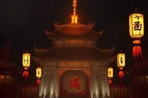 《旧书店的猫》剧照：旧书架上一只打盹的橘猫