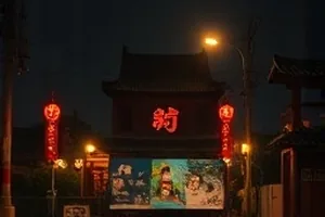 《未完成的速写》剧照：画架上的半成品速写与铅笔